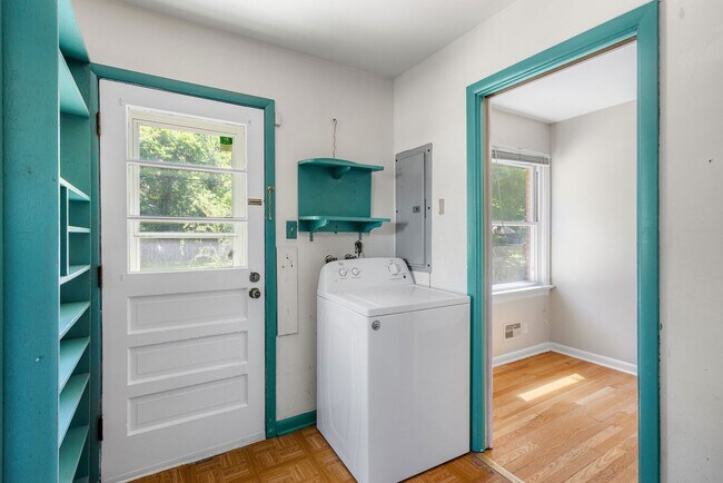 Building Photo - Beautiful 2 Bedroom Corner Lot Property Near Forest Hill Ave ***Available May 2026***