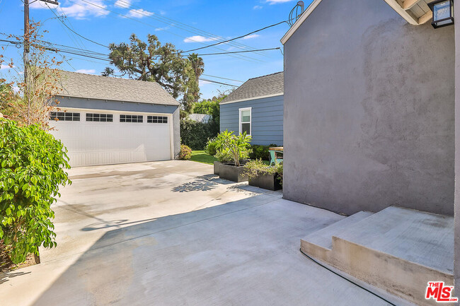 Building Photo - 6027 Comey Ave