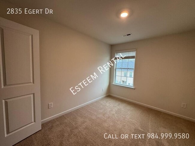 Building Photo - 2835 Egert Dr