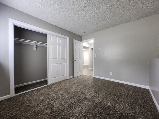 Building Photo - 2922 Straus Ln