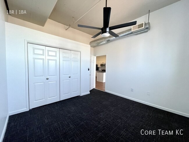 Building Photo - 320 W 7th St