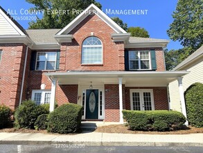 Building Photo - 2075 Pine Tree Dr