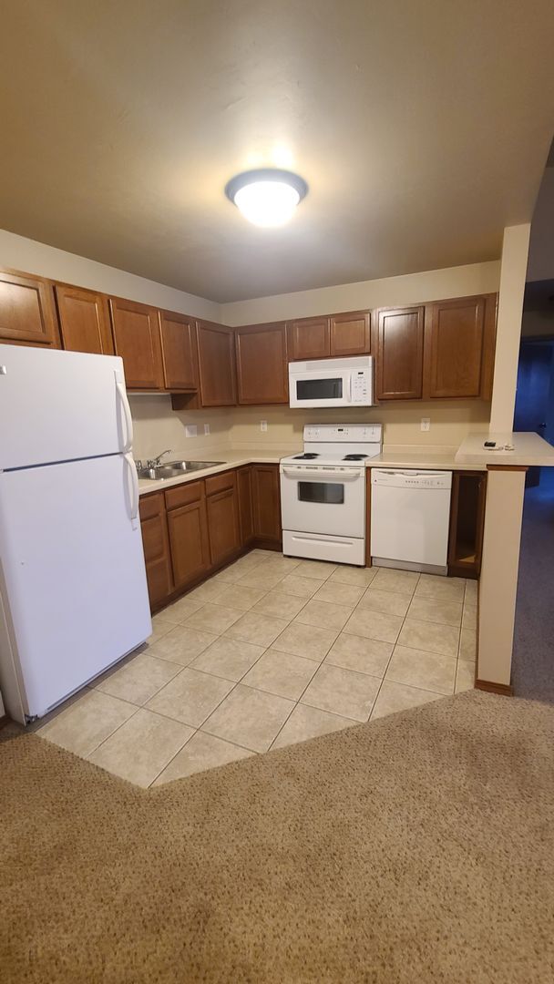 Building Photo - 1 Bed, 1 Bath 930 Sq Ft 2nd Floor