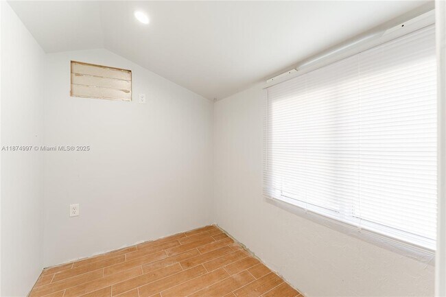 Building Photo - 1560 NE 42nd St