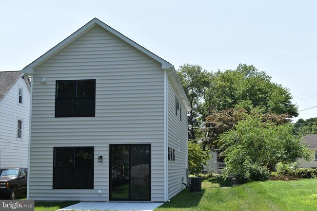 Building Photo - 843 Ontario St