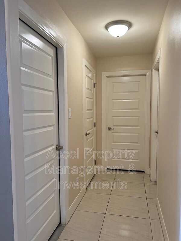 Building Photo - 711 N Abbott Ave