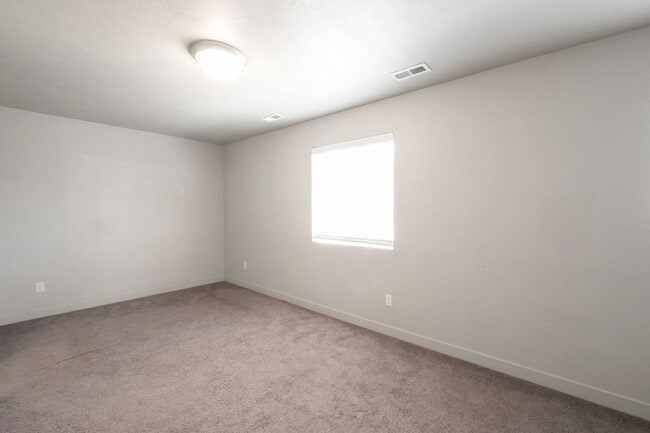 Building Photo - Amazing 2 Story Townhome in Vineyard w/ at...
