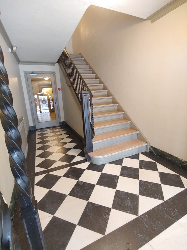 Building Photo - 769 Shady Dr E