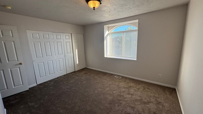 Building Photo - 3 Bedroom 2.5 Bath in West Jordan!