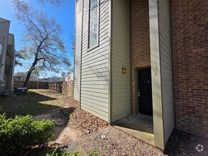 Building Photo - 17417 Red Oak Dr