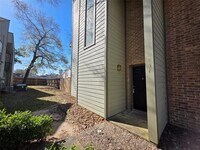 Building Photo - 17417 Red Oak Dr