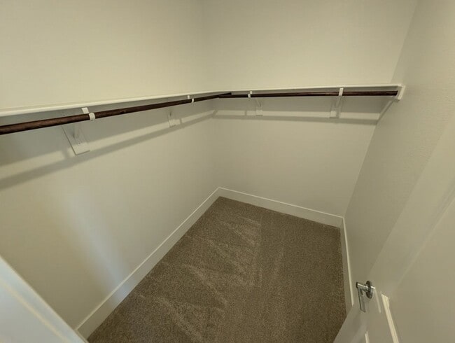 Building Photo - 675 Agate Bridge St