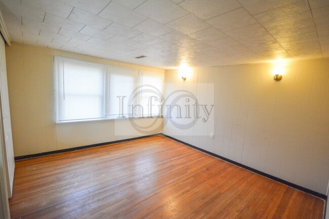 Building Photo - 2020/2022 Eastwood Rd SE