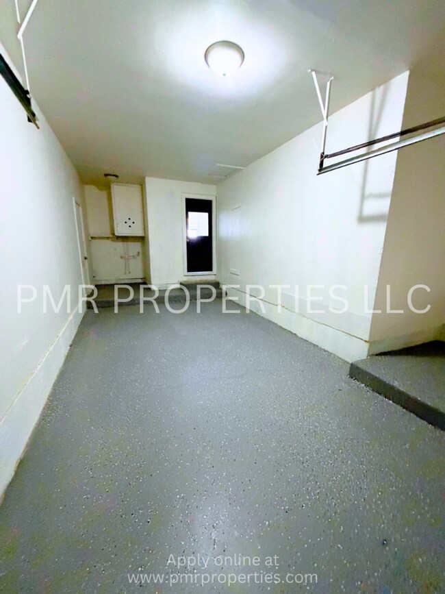 Building Photo - 3 Bedrooms/1 Bathroom House