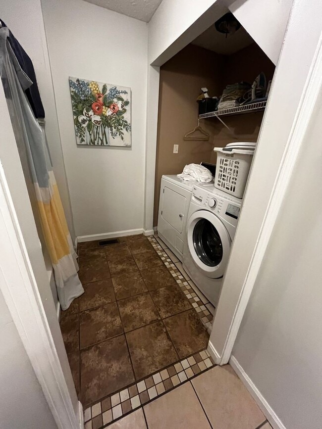 Building Photo - FURNISHED 2-BED w/OFFICE IN SHELBY PARK