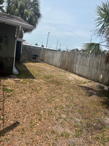 Side yard can can be an additional parking - 931 Florida Ave