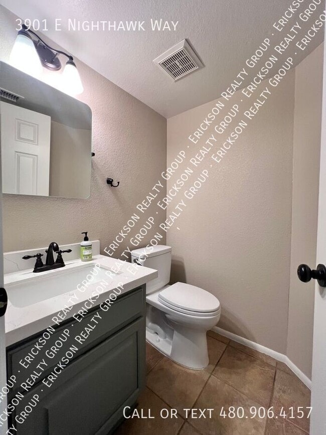 Building Photo - 3901 E Nighthawk Wy