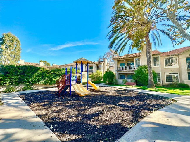 Building Photo - Beautiful Upstairs Condo Unit in the Priva...