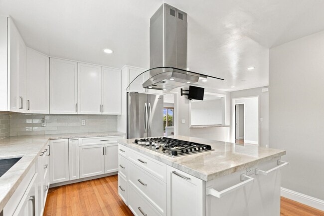 Building Photo - Million Dollar Views! Available Now!