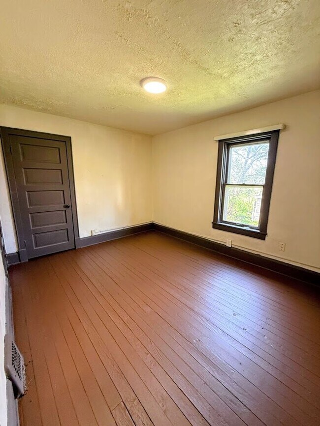 Building Photo - 2048 2nd St NE