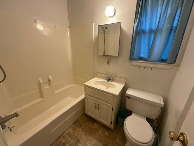 Building Photo - 2/1 Apartment in Chipley with Water, Sewer, Garbage, & Lawn Maintenance Included!