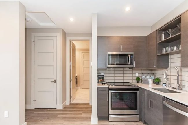 Building Photo - 1 bedroom condo, located steps from all of...
