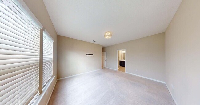 Building Photo - 3965 Cloverdale Ct