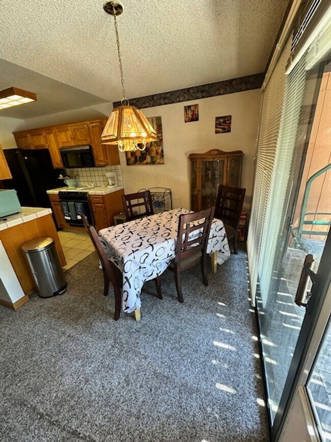 Building Photo - True Skier's Condo! Available for a Seasonal tern rental (3-6 months). Call me today!!