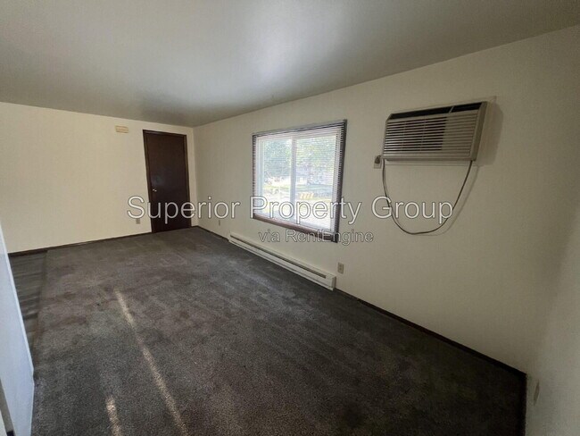 Building Photo - 714 N Oak St