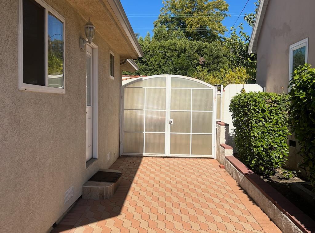 Building Photo - 741 W Dryden St