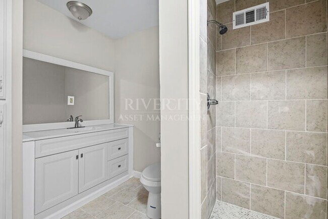 Building Photo - Beautifully Renovated 4 Bed / 2 Bath Home with Over 2,000 Sq Ft! Section 8 Welcomed