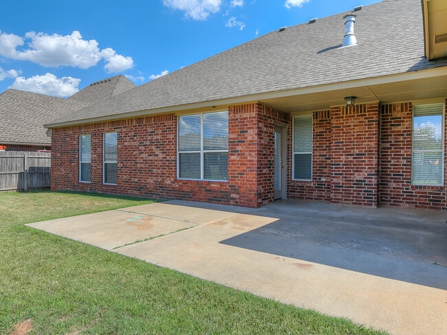 Building Photo - Lone Oak Ridge + Gated Community + 4 beds/2.5 Baths + Storm Shelter + Deer Creek Schools