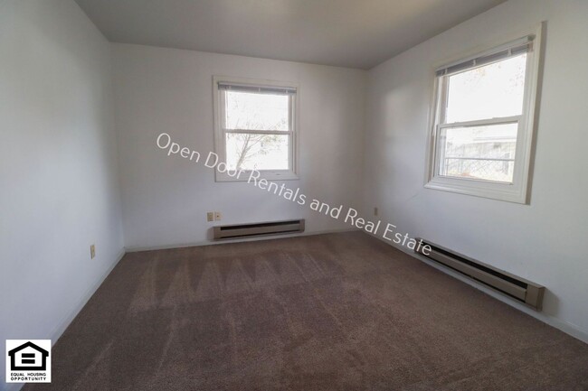 Building Photo - ** $300.00 OFF FIRST MONTHS RENT** Great 3...