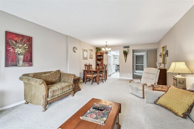 Building Photo - 2700 Cove Cay Dr