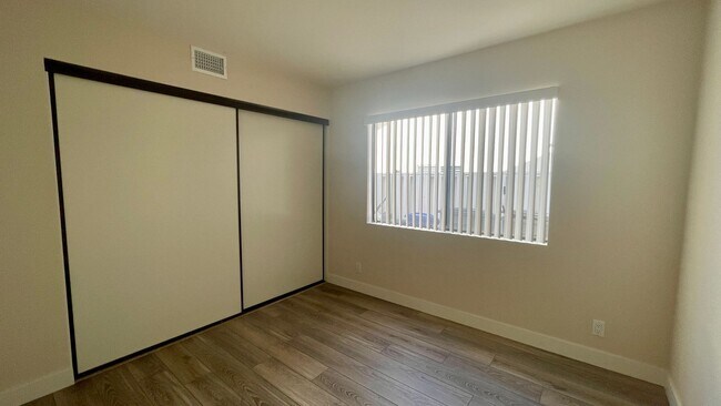 Building Photo - Exceptional 3 Bdrm, 2 Ba, Single Story Hom...