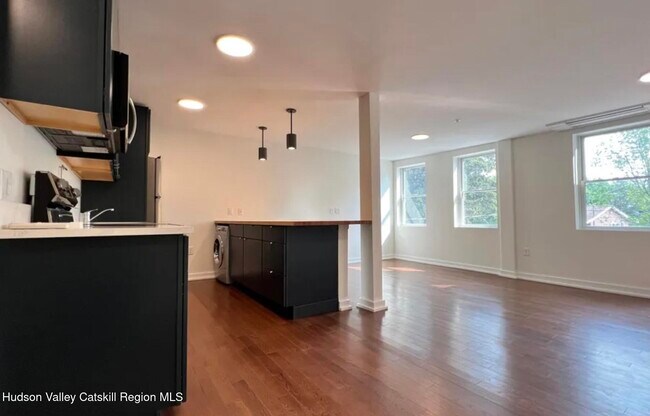 Primary Photo - 225 Allen St