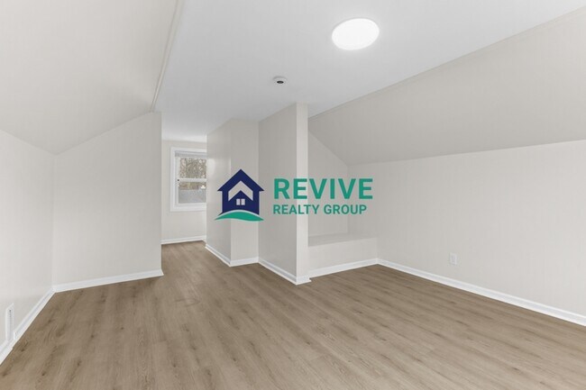 Building Photo - 131 Doremus Ave