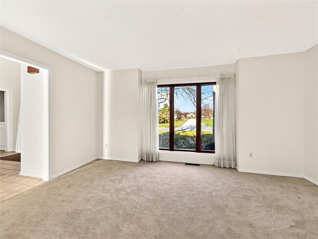 Building Photo - 9 Glen Valley Dr