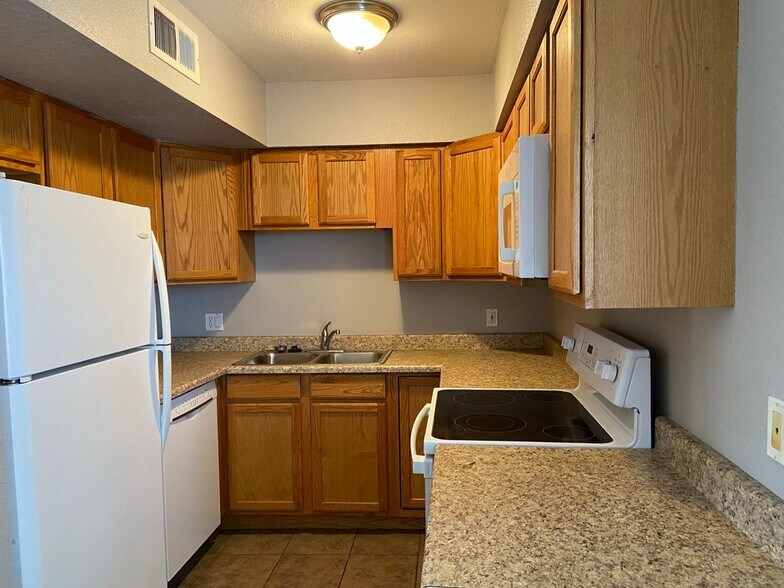 Building Photo - 2693 E Oakleaf Dr