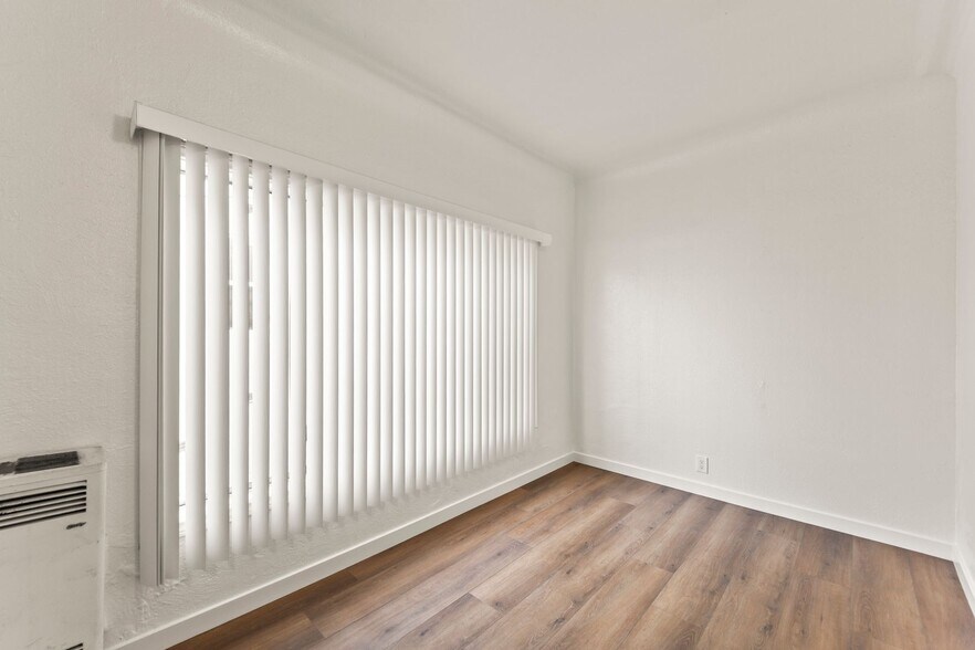 Building Photo - 5391 Huntington Dr