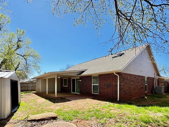 Building Photo - 308 N Lockeport Dr