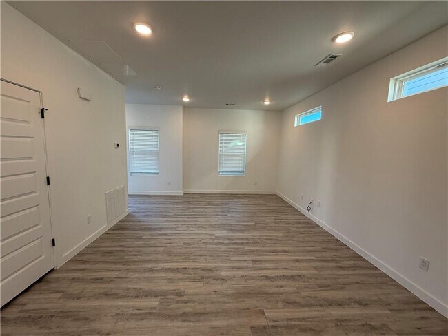 Building Photo - 831 States Ave