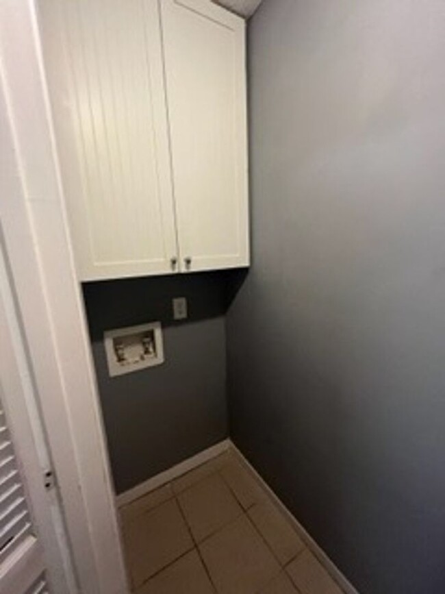 Building Photo - 2 Bed 2 Bath Townhome