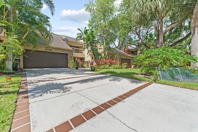 Building Photo - 790 St Albans Dr