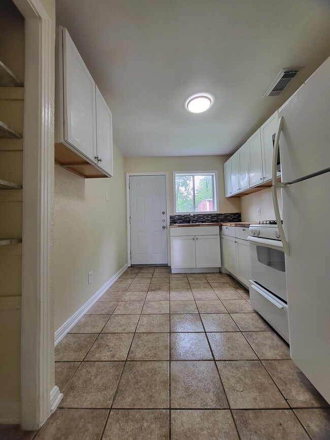 Building Photo - 1112 Williamson Dr