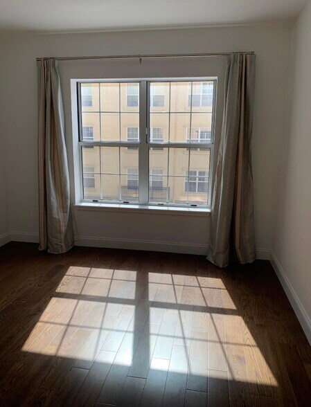 Building Photo - 10 Byron Pl