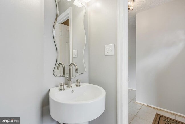 Building Photo - 3036 New Oak Ln