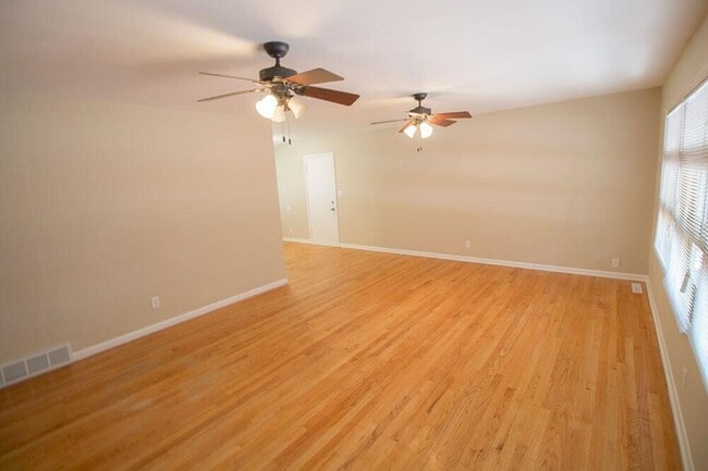 Building Photo - 2309 Highland Dr