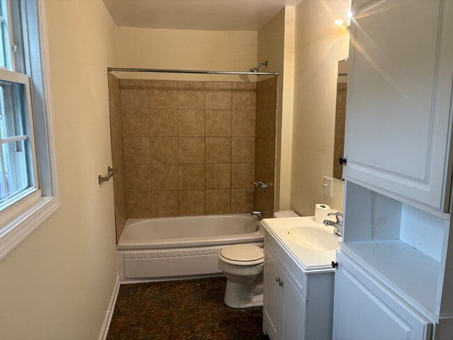 Building Photo - Recently Updated 2 bedroom / 1 bathroom ho...