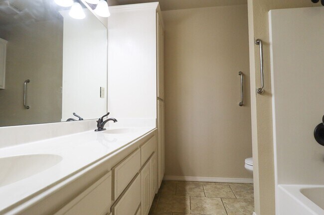 Building Photo - Spacious 4 bedroom 3 bathroom home In Sand Springs